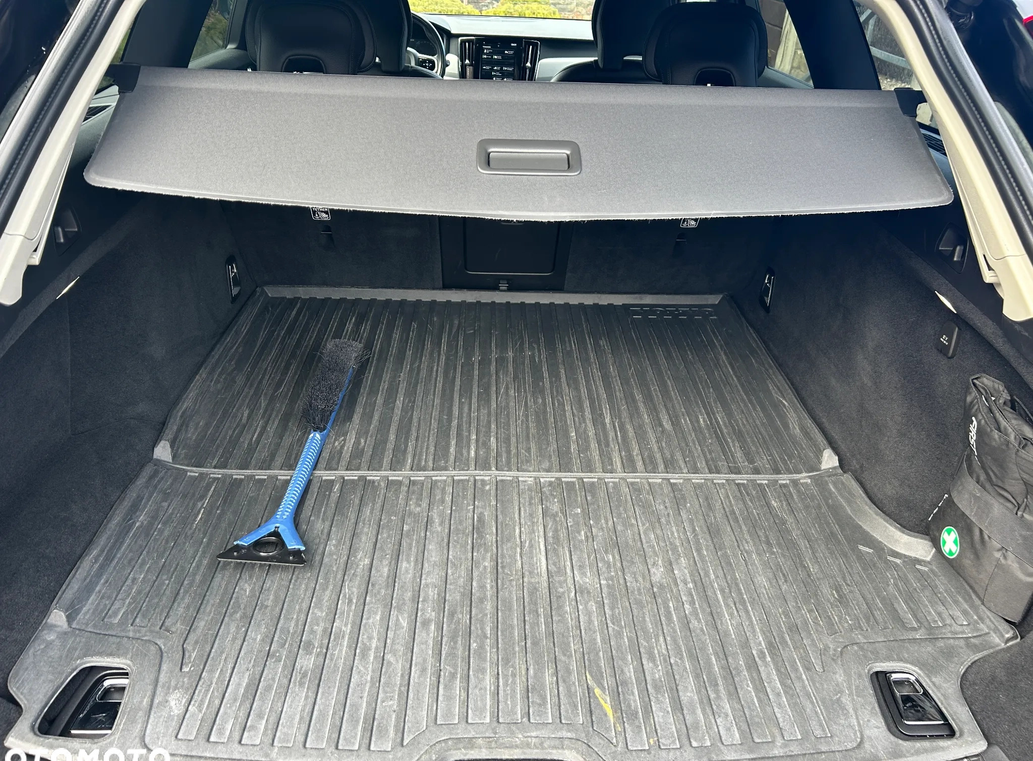 Volvo V90 Cross Country cena 142677 przebieg: 160000, rok produkcji 2019 z Kielce małe 596